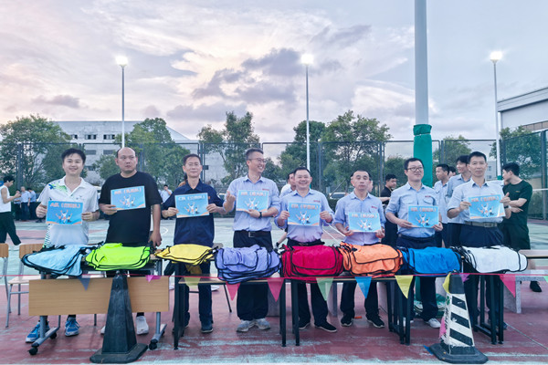 奇億金屬趣味運(yùn)動(dòng)會(huì)獲獎(jiǎng)團(tuán)隊(duì)與獎(jiǎng)品合影