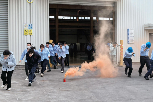 實(shí)戰(zhàn)練兵!公司組織員工開(kāi)展消防實(shí)操演練
