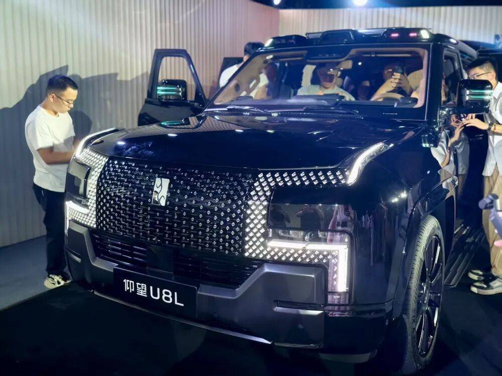 128萬起!比亞迪車皇開賣,戴24K黃金車標,還能隔空開車窗