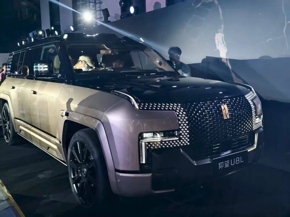 128萬起!比亞迪車皇開賣,戴24K黃金車標,還能隔空開車窗