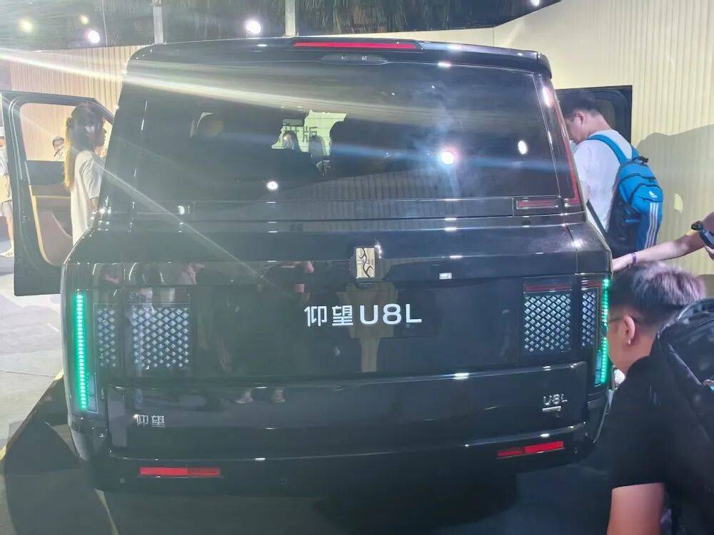 128萬起!比亞迪車皇開賣,戴24K黃金車標,還能隔空開車窗