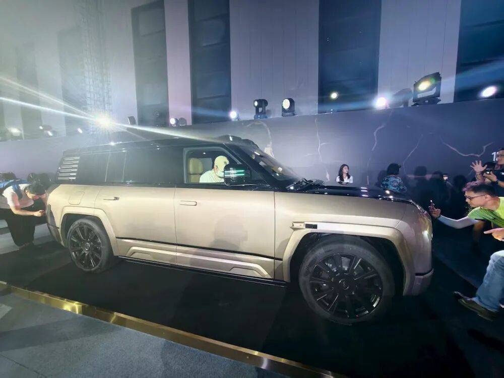 128萬起!比亞迪車皇開賣,戴24K黃金車標,還能隔空開車窗