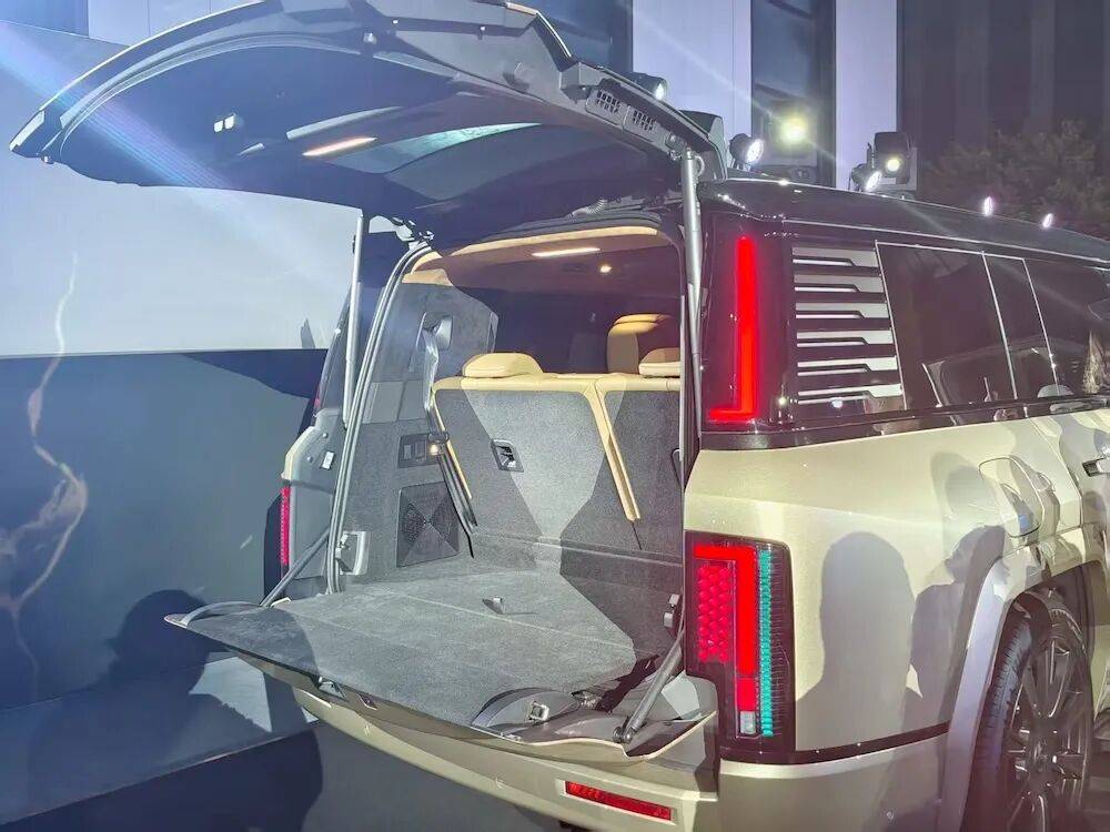 128萬起!比亞迪車皇開賣,戴24K黃金車標,還能隔空開車窗