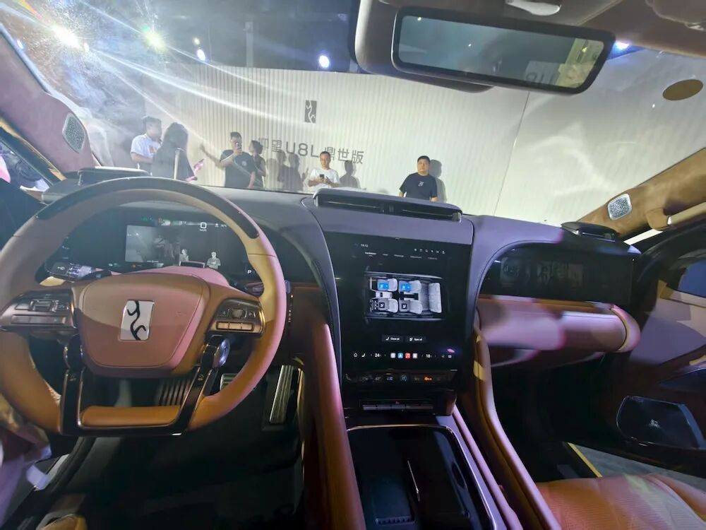 128萬起!比亞迪車皇開賣,戴24K黃金車標,還能隔空開車窗