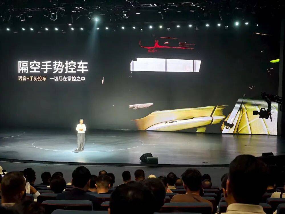 128萬起!比亞迪車皇開賣,戴24K黃金車標,還能隔空開車窗