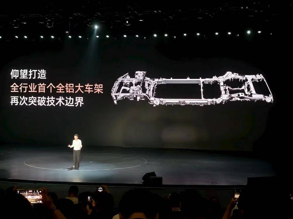 128萬起!比亞迪車皇開賣,戴24K黃金車標,還能隔空開車窗