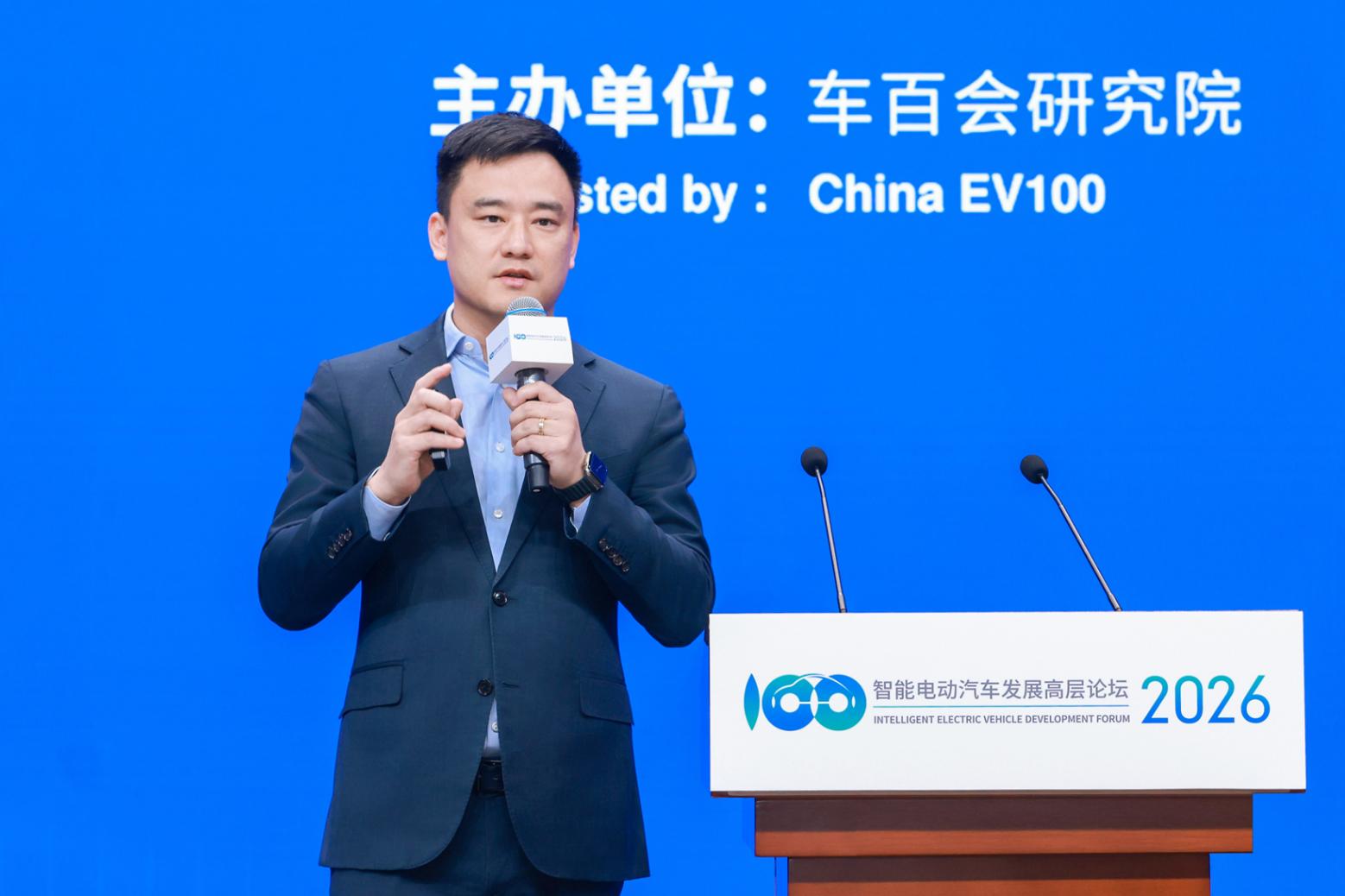 滴滴自動駕駛張博：聚焦安全和體驗 推動自動駕駛?cè)蚧涞? /></div>
<p>&nbsp;</p>
<p>滴滴自動駕駛與廣汽埃安聯(lián)手打造的新一代Robotaxi車型R2</p>
<p>在場景應用上，混合出行網(wǎng)絡是自動駕駛冷啟動的最佳路徑，依托滴滴出行平臺可保障用戶打車的即時性和靈活性，同時實現(xiàn)自動駕駛車輛的有序落地，在真實場景中持續(xù)迭代技術(shù)與服務。基于滴滴獨特的智能調(diào)度系統(tǒng)，滴滴自動駕駛已在廣州等地落地混合派單模式，為用戶提供靈活可靠的出行選擇。</p>
<p>當前，自動駕駛已成為全球科技競爭焦點。除技術(shù)實力外，Robotaxi出海更考驗安全體系與本地化服務能力。張博表示，不同于特斯拉、英偉達等公司，滴滴自動駕駛正在探索一條新的路徑。基于滴滴在海外14個國家的運營積累，以及自身在AI技術(shù)、硬件和出行場景上的體系能力，滴滴自動駕駛將以混合網(wǎng)絡的業(yè)態(tài)，持續(xù)推進自動駕駛AI技術(shù)和汽車形態(tài)的進化，加速中國自動駕駛成果全球落地。</p>
<p>最后張博強調(diào)，滴滴自動駕駛始終堅持負責任的科技創(chuàng)新，一方面以科技創(chuàng)新為立身之本，持續(xù)加大AI投入，助力中國自動駕駛實現(xiàn)更高水平的全球突破。另一方面堅守安全與體驗，以敬畏之心打磨產(chǎn)品和服務，并積極探索新型就業(yè)空間，穩(wěn)健推進產(chǎn)業(yè)發(fā)展。</p>

            </div>

            <div   id=